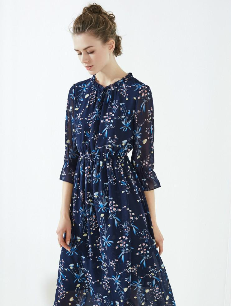 圆领深色碎花雪纺连衣裙,优雅飘逸金秋季节适宜搭配