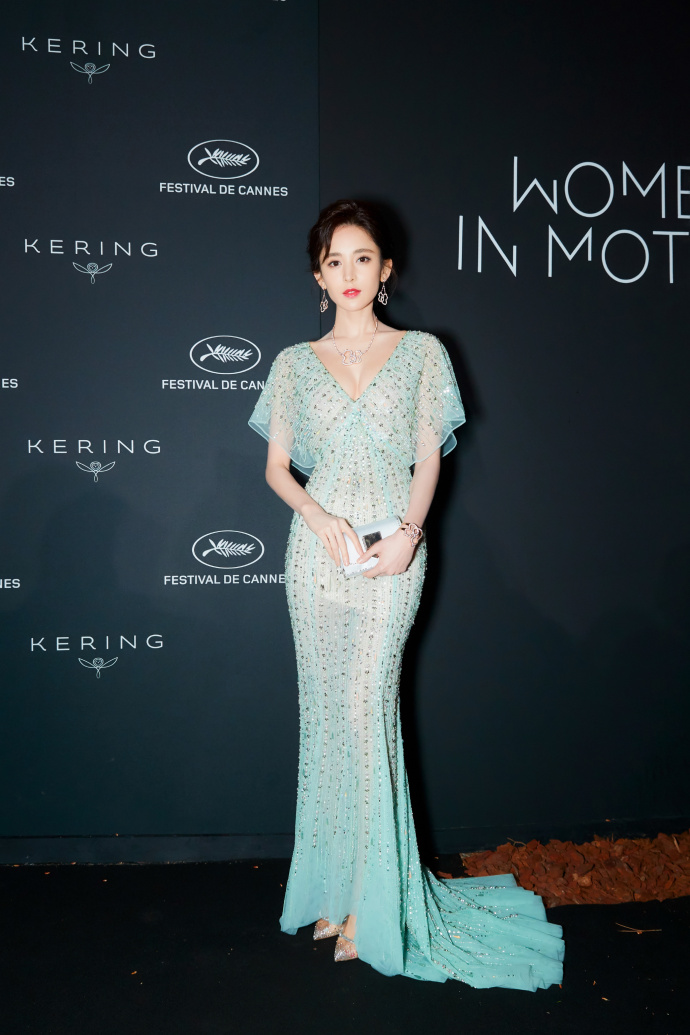 看到戛纳红毯和开云晚宴上的娜扎,谁还敢说她没有料