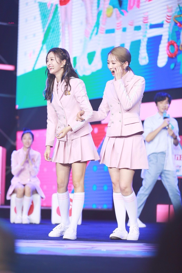吴宣仪孟美岐亮相doki大爬梯粉丝见面会,两人在台上笑得十分开心