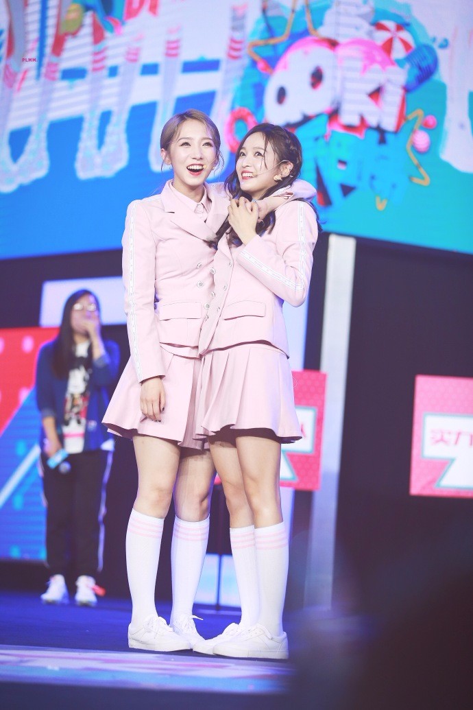 吴宣仪孟美岐亮相doki大爬梯粉丝见面会,两人在台上笑得十分开心