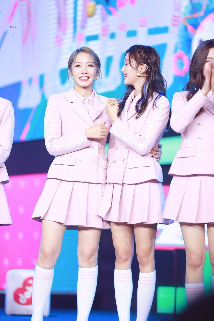 吴宣仪孟美岐亮相doki大爬梯粉丝见面会,两人在台上笑得十分开心