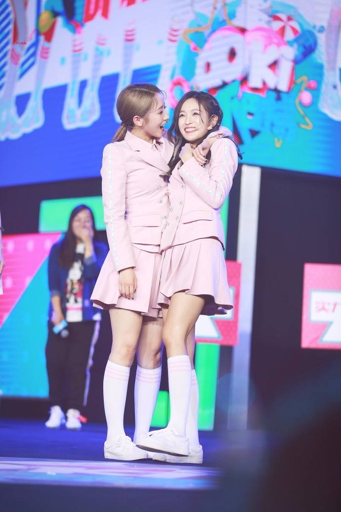 吴宣仪孟美岐亮相doki大爬梯粉丝见面会,两人在台上笑得十分开心