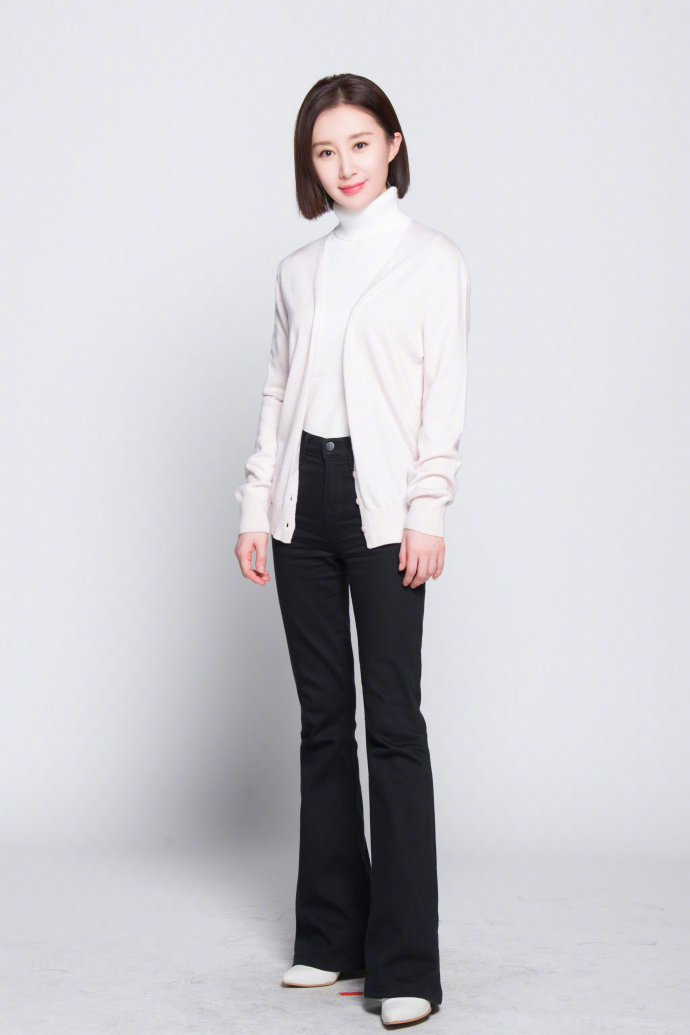 舒畅难得时髦一回,穿高跷裤现身机场,裤管宽到还能钻进一个人!