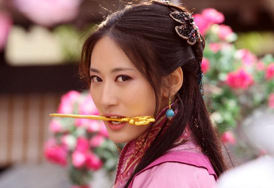 但容浔却爱上了她的同胞妹妹锦雀 把她嫁给了容垣,是想让莺歌杀了容垣