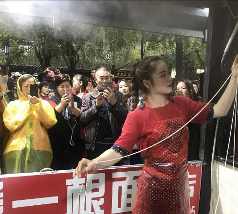 一根面西施张玲生活照,摔面都可以出名,你还有理由不努力吗?