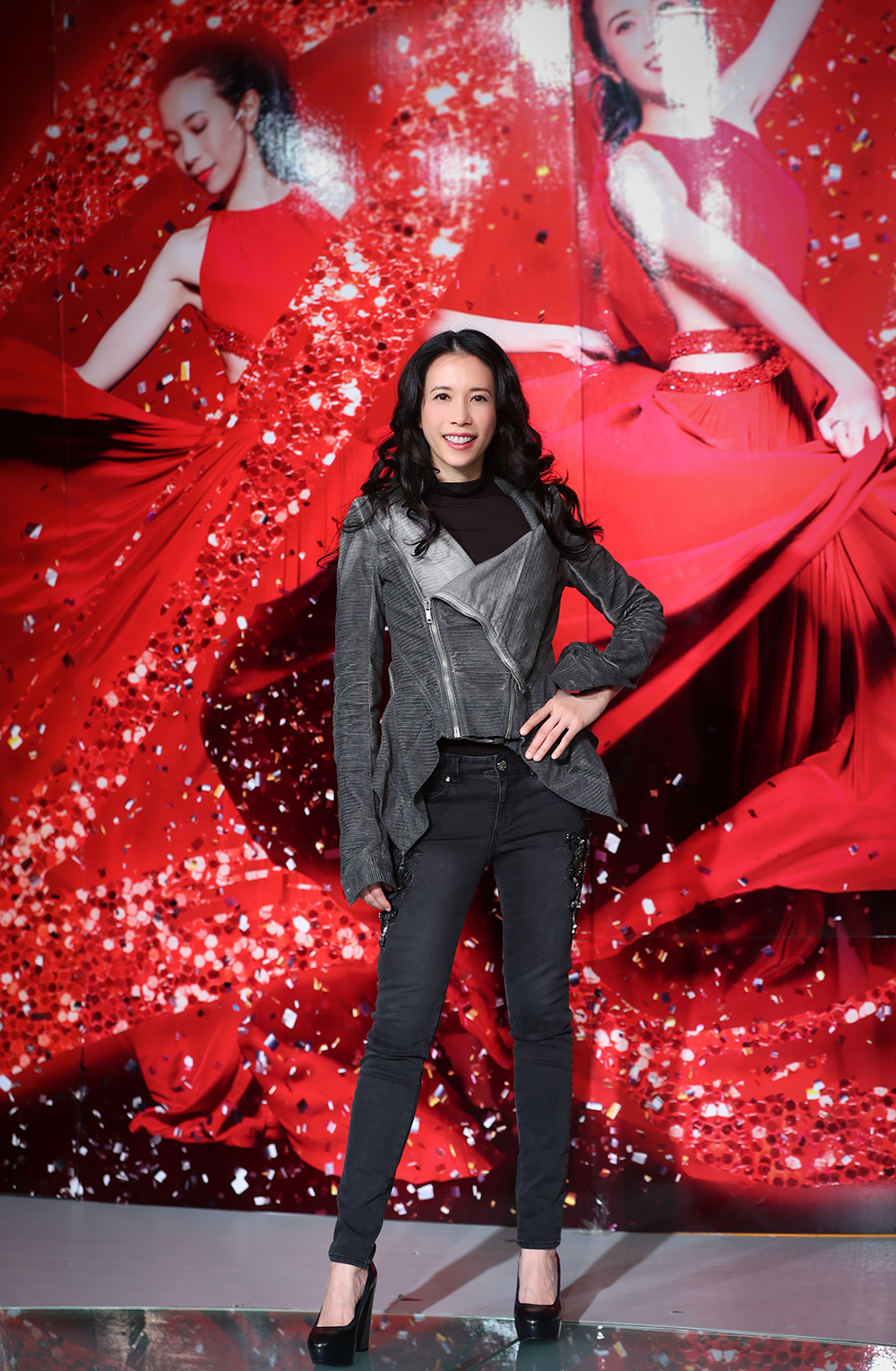 同时,莫文蔚又推出全新单曲《慢慢喜欢你》,并首次与李荣浩合作,也为"