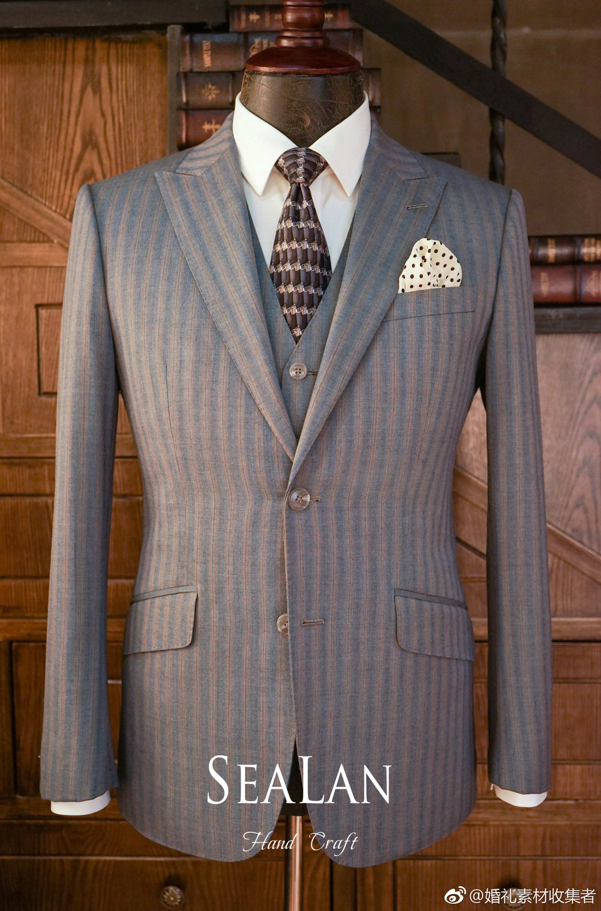 经典戗驳头浅色条纹系西装