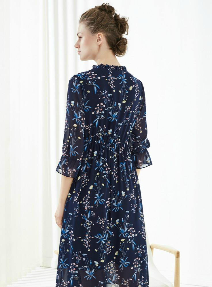 圆领深色碎花雪纺连衣裙,优雅飘逸金秋季节适宜搭配