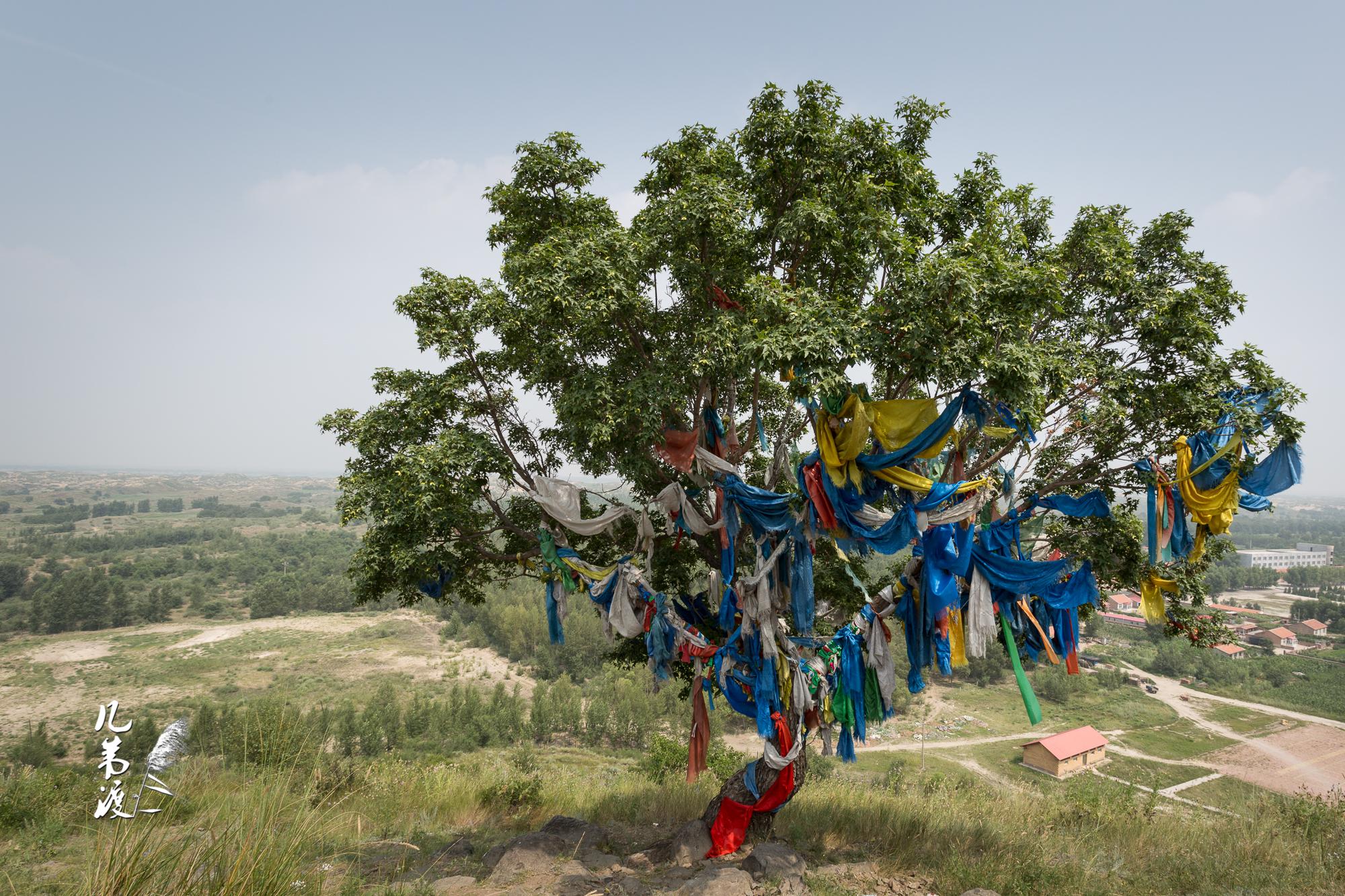 双合尔山白塔在科尔沁左翼后旗阿古拉苏木的双合尔山上