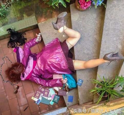 女生摔倒时鞋掉了图片