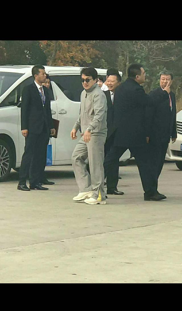成龙现身葫芦岛购游艇,二十多个保镖,市长作陪,尽显大哥风范!