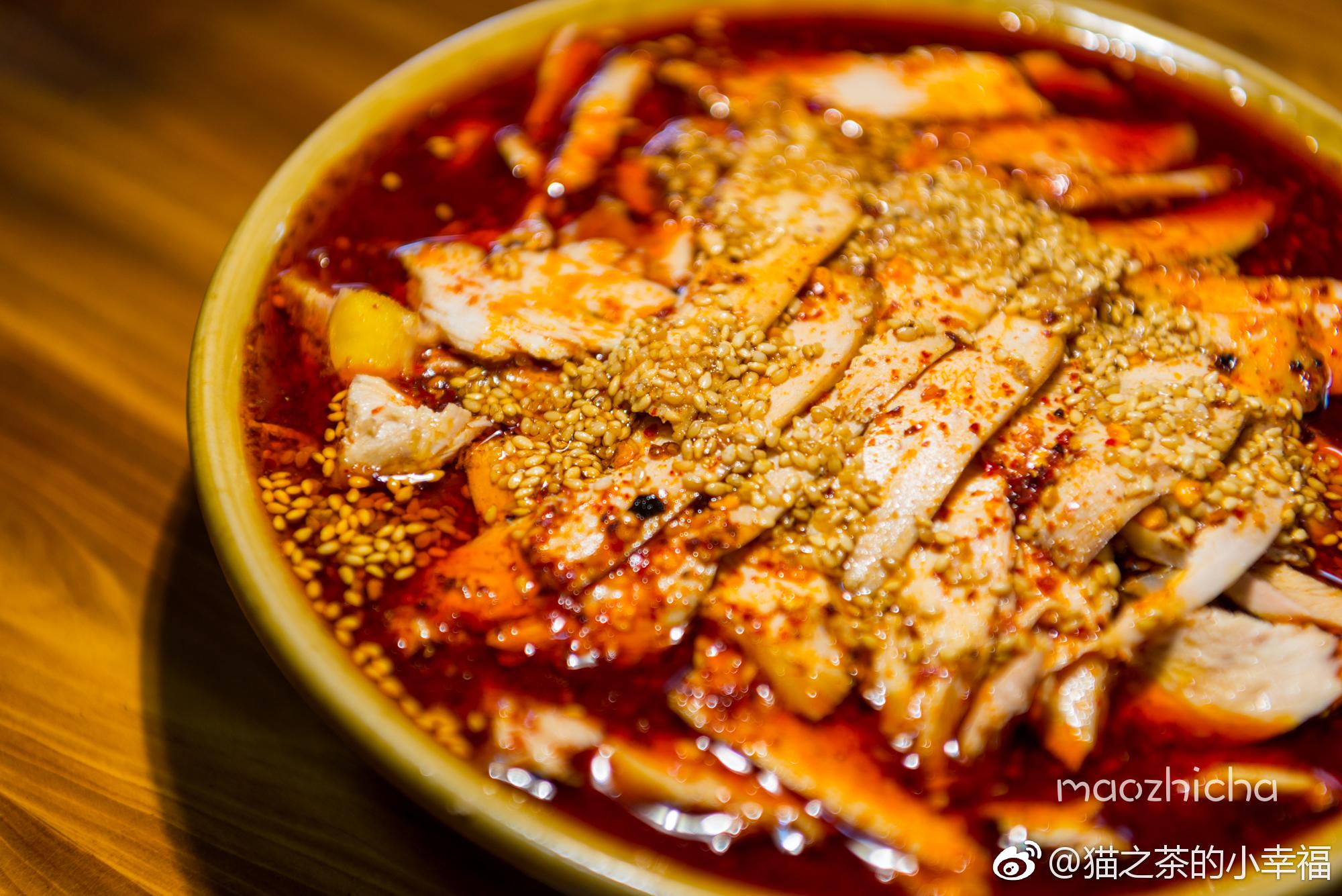 荥经,不仅有万亩鸽子花,千年砂器和古刹,还有很多美食,最爱的还是棒棒