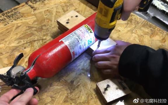 【演示、科普】教你防火服的正确穿戴以及灭火