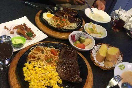 1人吃牛排,中途上厕所餐具被收走!使用这一招,保证完好无缺!