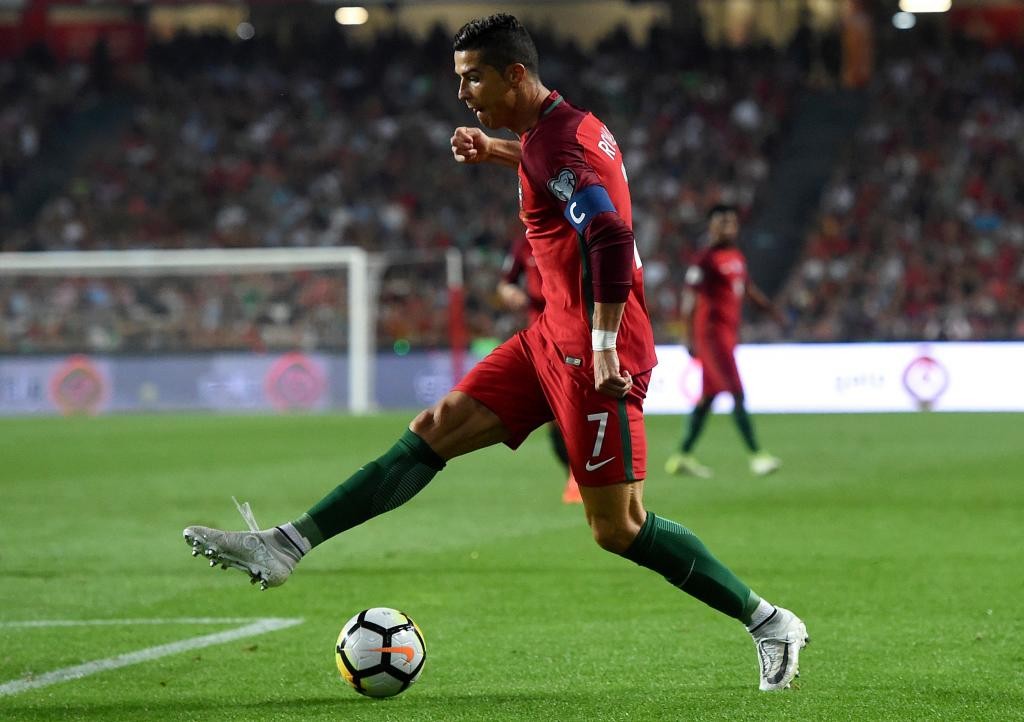 C罗出征世界杯前遇小粉丝热情合影