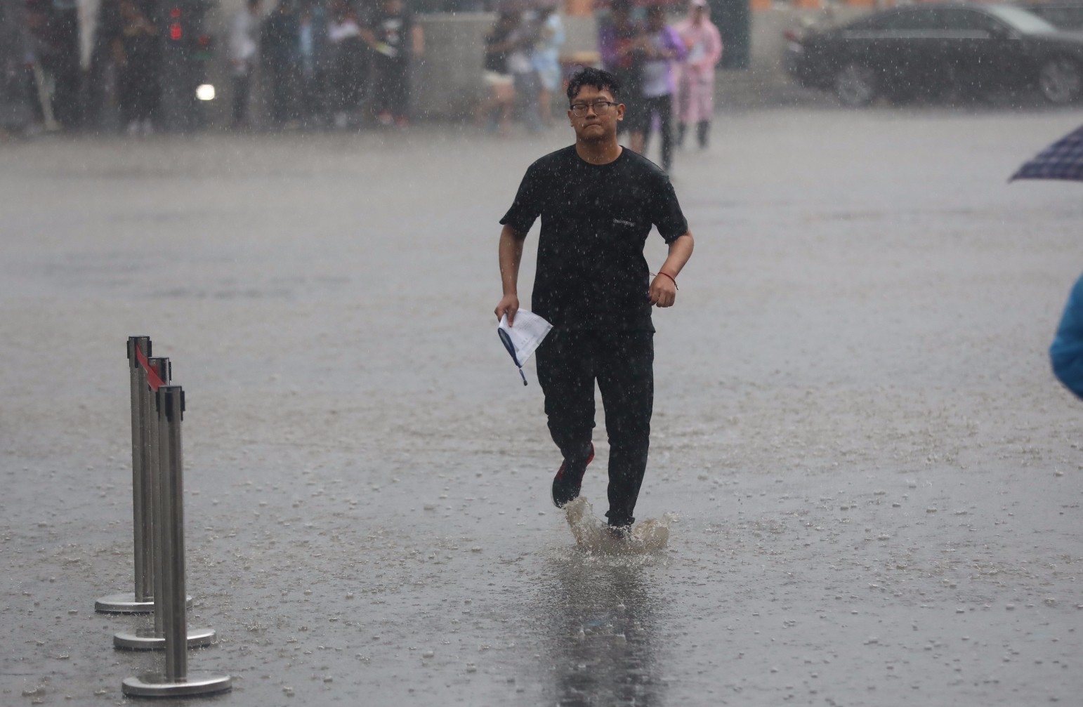 00后高考遇大雨 踏水飞奔湿身入场、个性十足