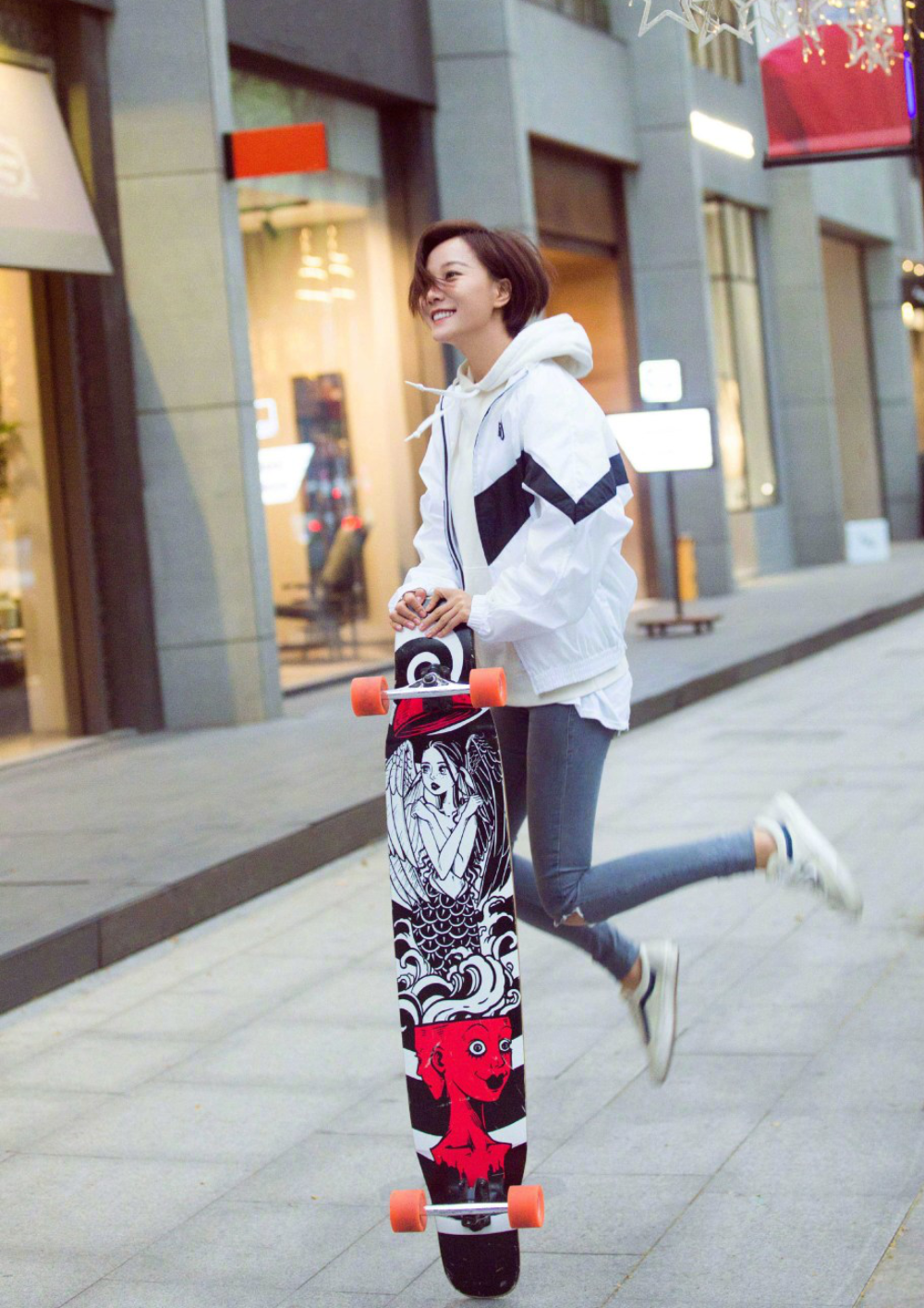王珞丹滑起滑板活力十足,很喜欢运动风格的她