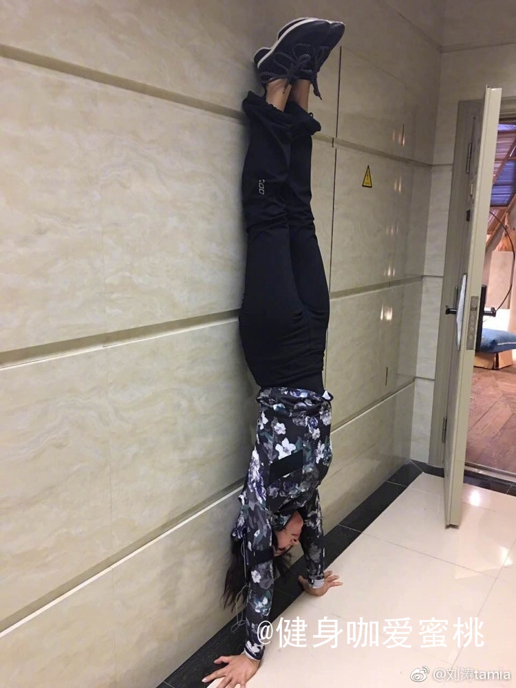 刘涛才是娱乐圈健身女神! 空中瑜伽trx器械训练通吃!