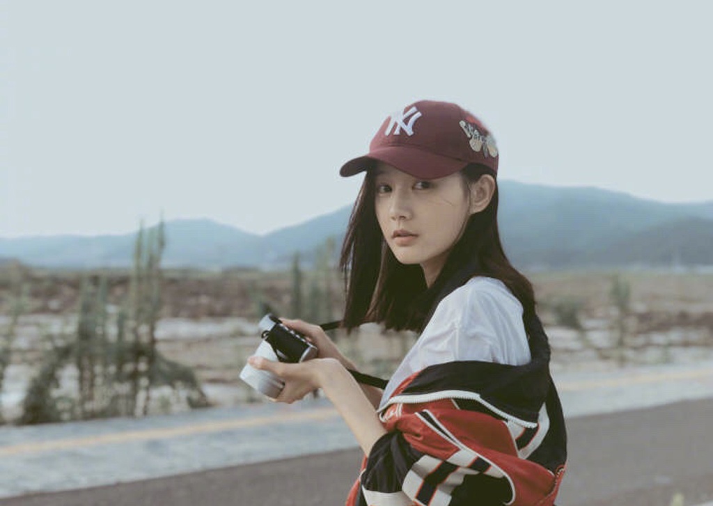 李一桐晒初秋生活照素颜好状态令人向往