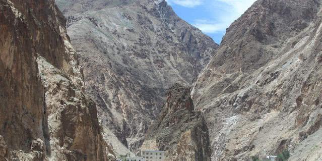 怒江大桥,一座值得肃然起敬的大桥,为两岸人们