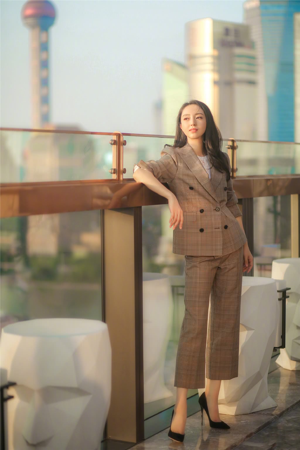 董璇胆真大!穿蕾丝裙不穿打底裤,网友:里面的白色都被看光了!