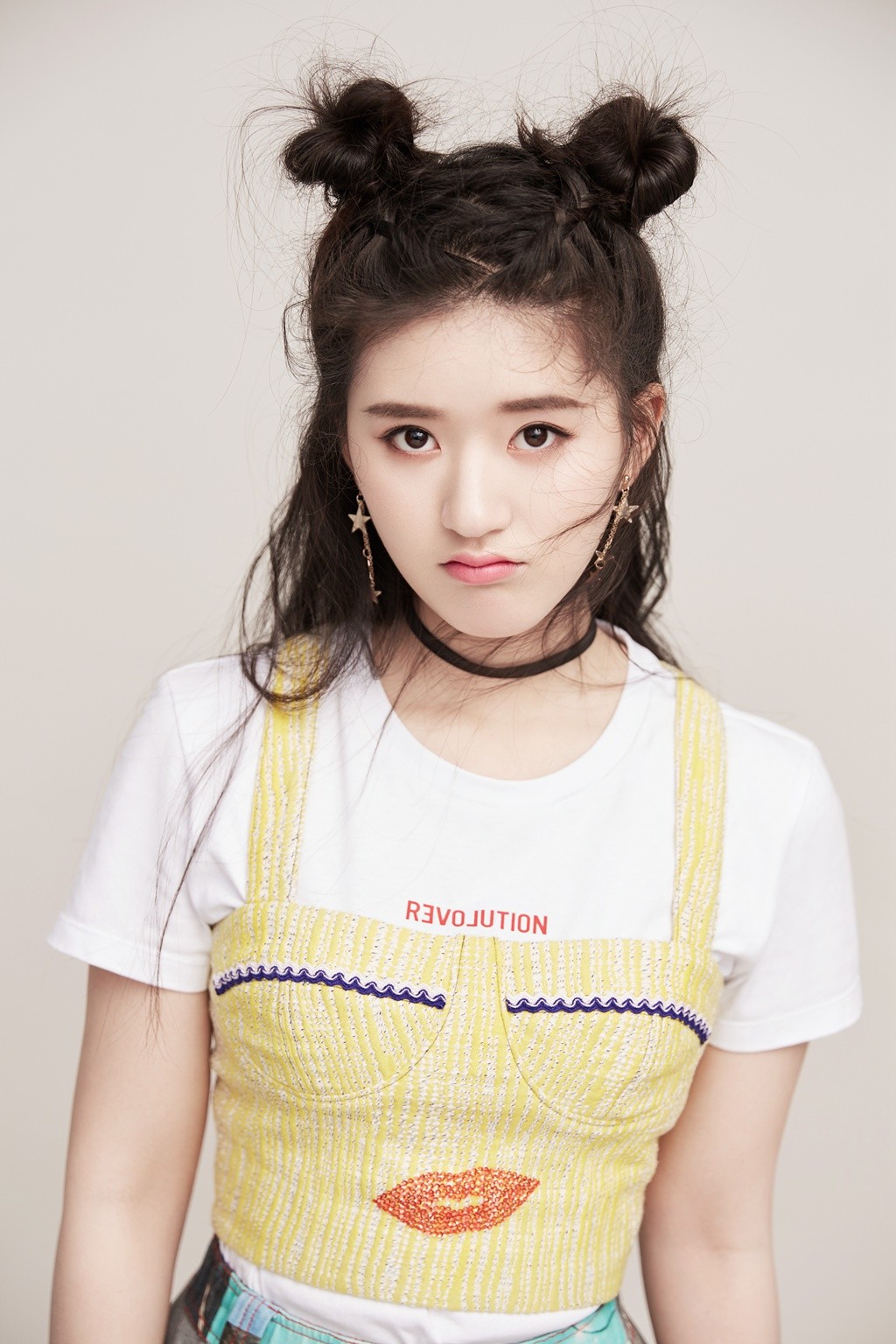 赵露思曝时尚大片 俏皮"哪吒头"时髦灵动