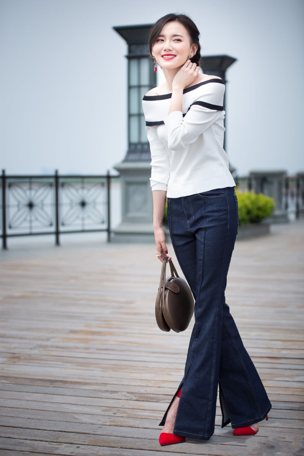 江铠同为秀身材,居然边走边脱衬衫,网友:好在里面穿的够严实!