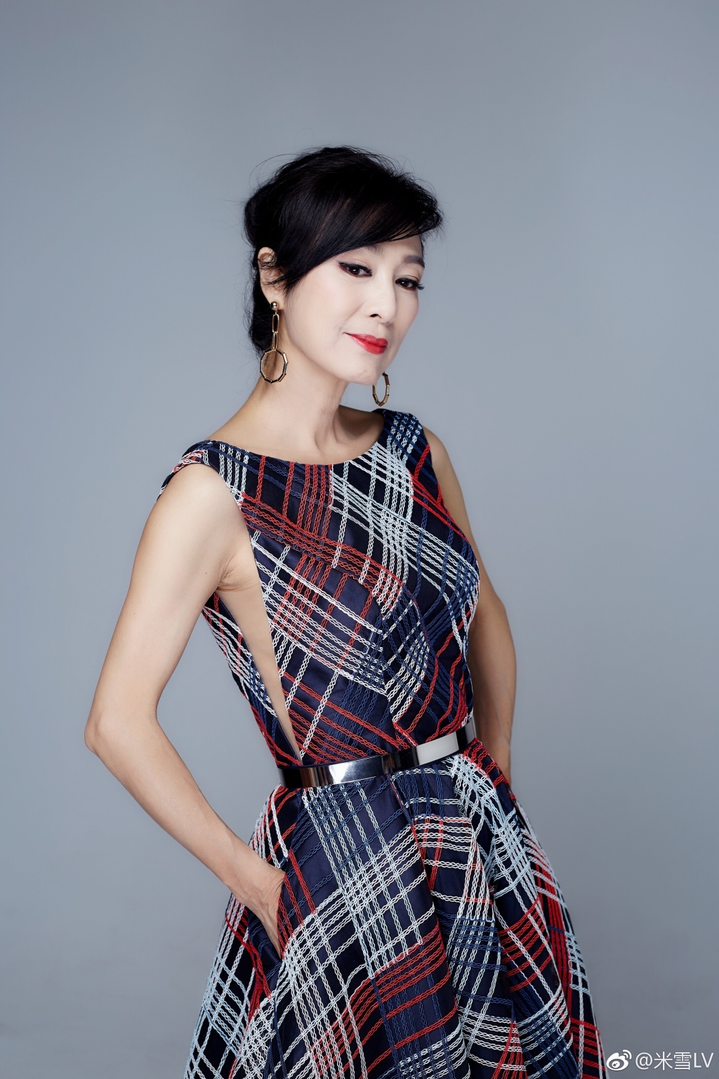 米雪扎少女丸子头发型63岁秒变成23岁少女身穿刺绣连衣裙逆天