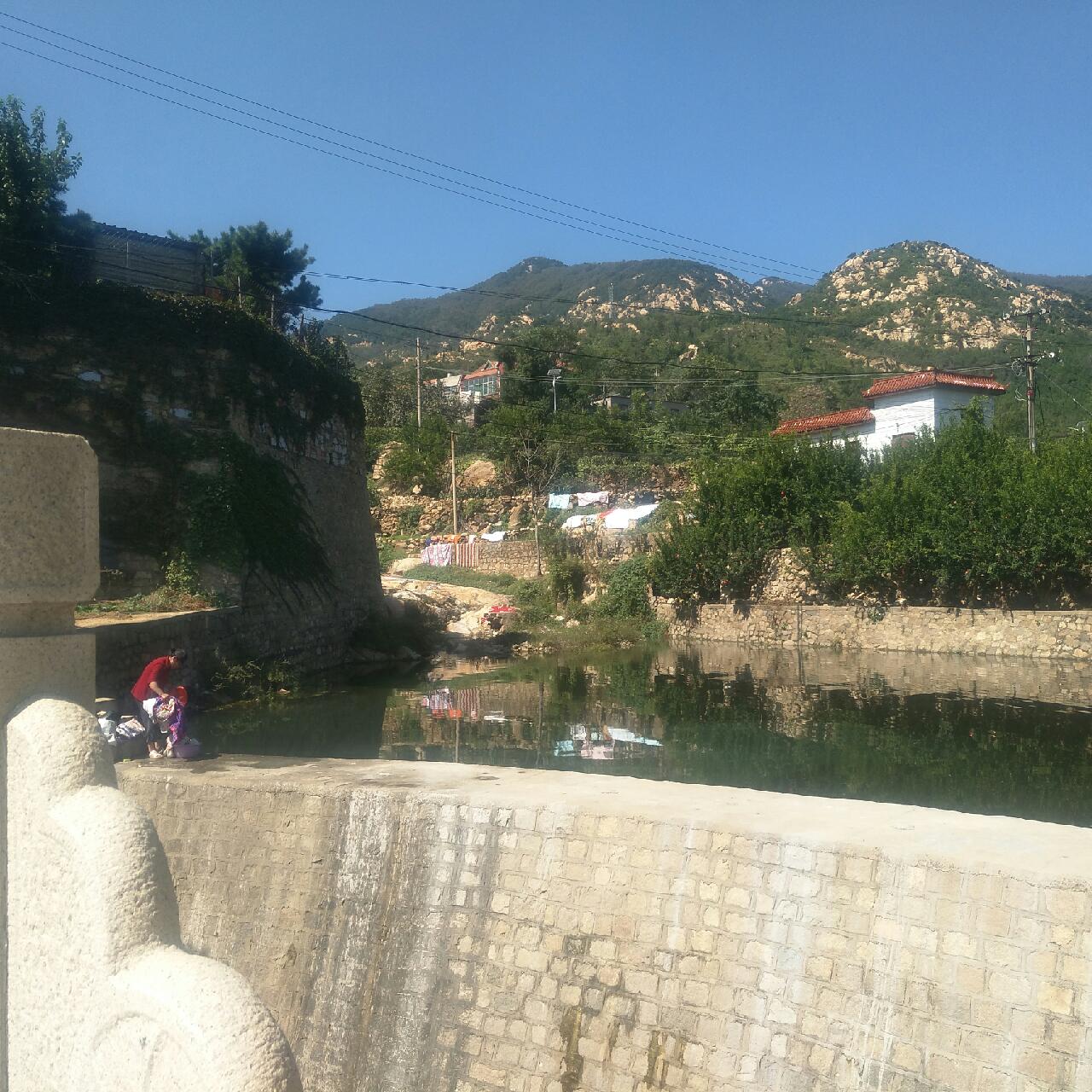 网友反应在白马石村附近的小河里,有人在洗衣服