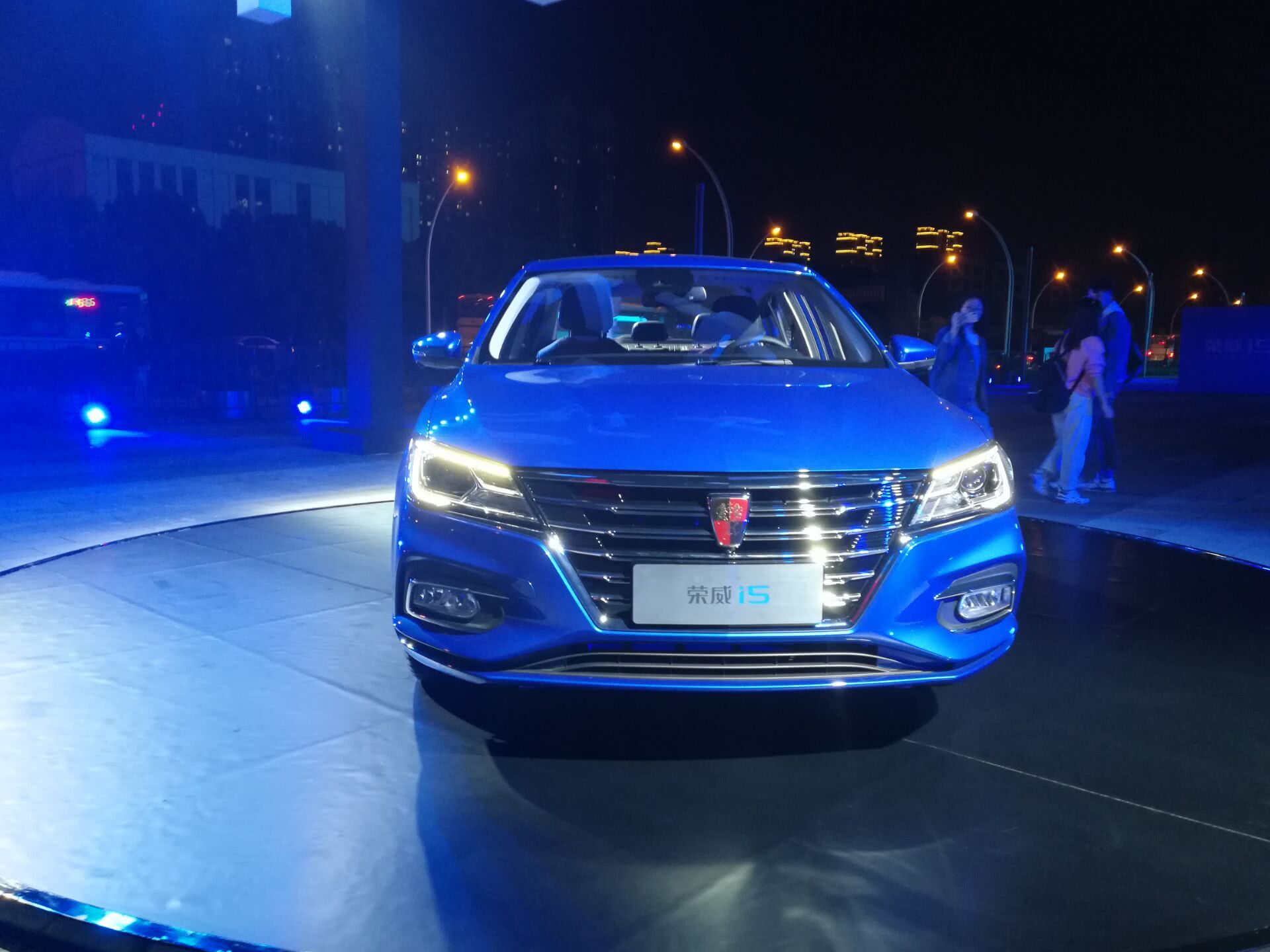 互联网中级车不到6万 高能荣威i5一步到位