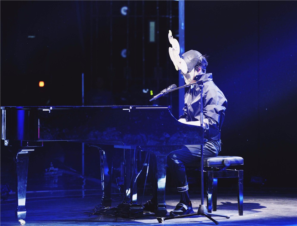 《无限歌谣季》中,薛之谦作为无限唱作人蒙面登台,一身简洁黑衣钢琴