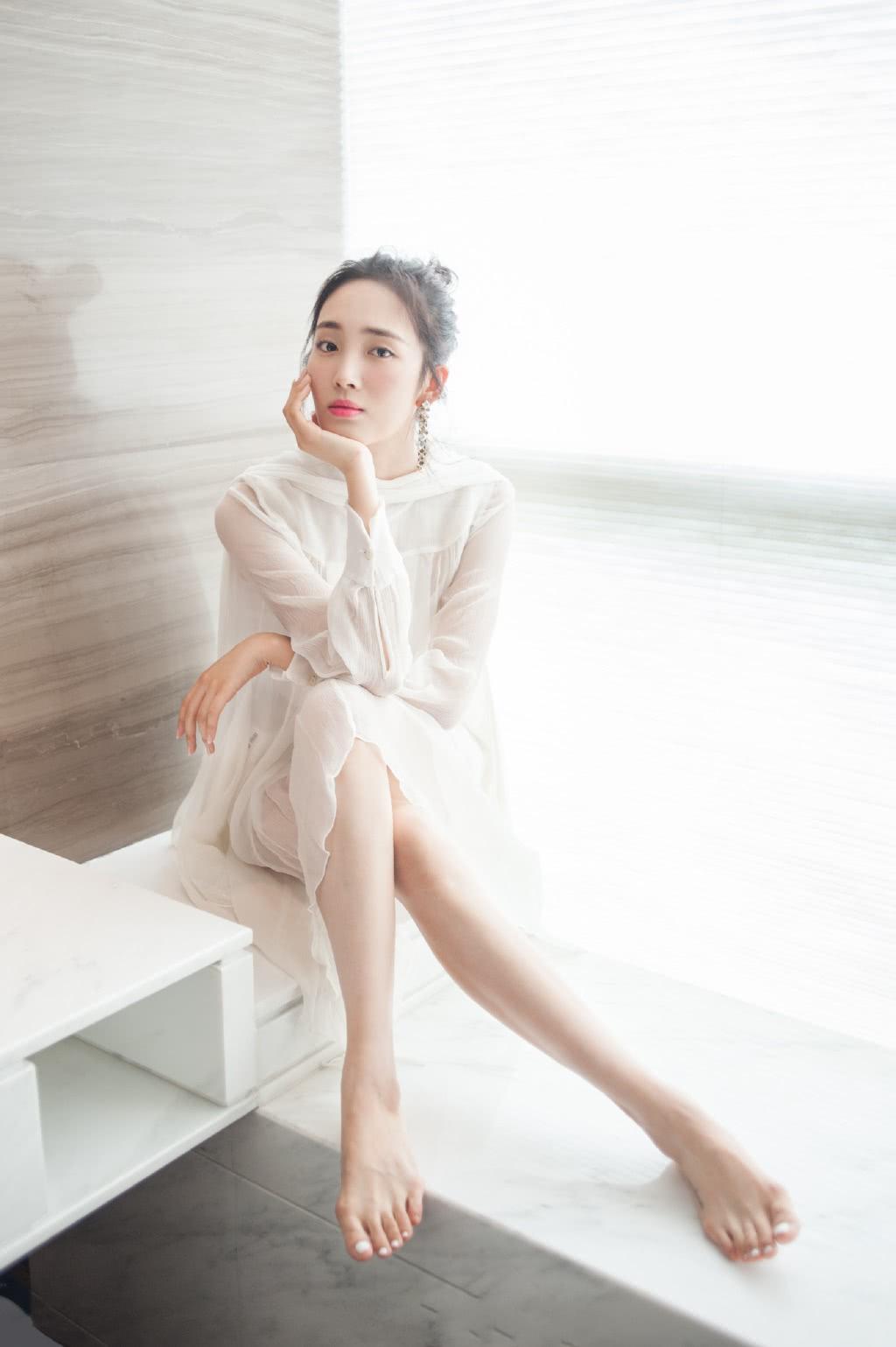 王紫璇穿短裤现身暴露了一双大长腿网友女神般的身材