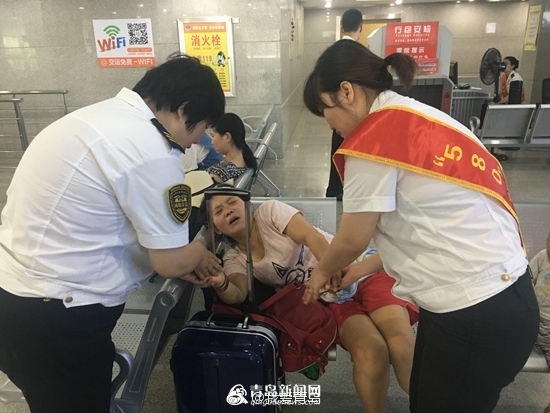 女乘客车站中暑昏迷 好心站务员及时发现救她一命