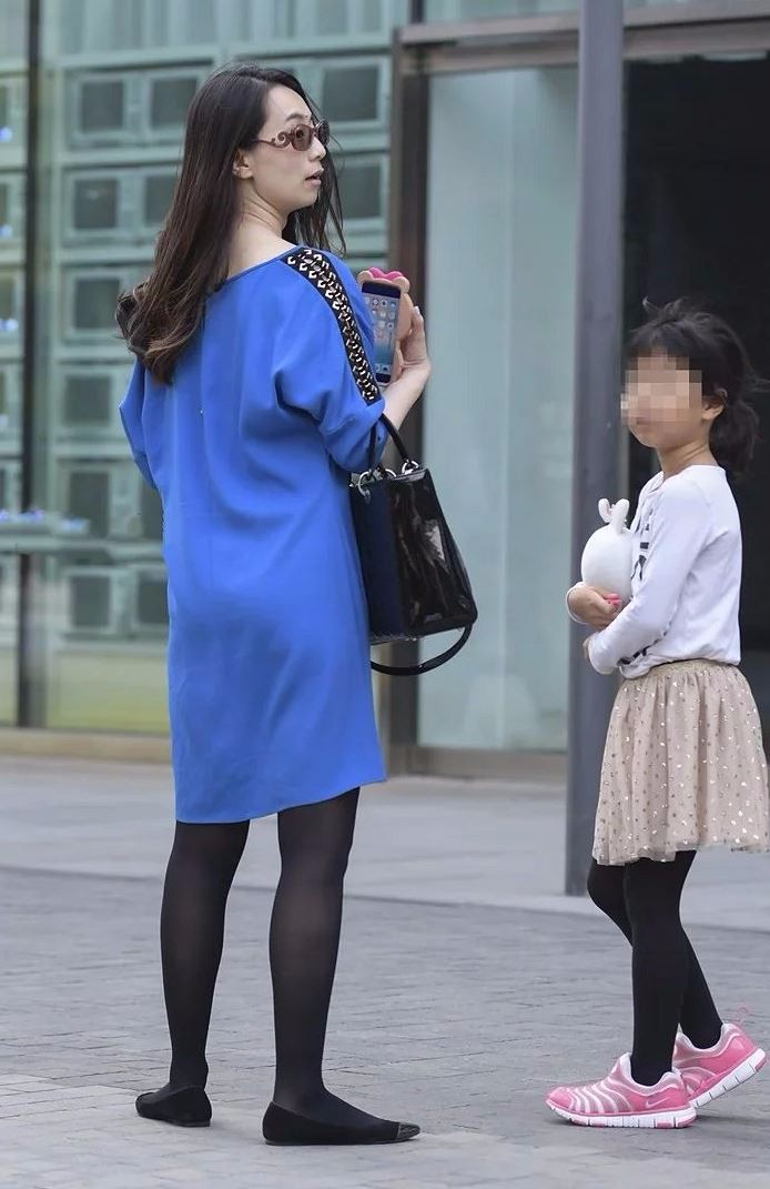 街拍很有气质的黑丝辣妈女儿也很可爱