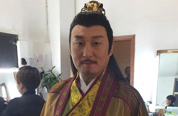 23岁出道,饰演反派走红,却正红时因酒驾撞上护栏去世,年仅40岁