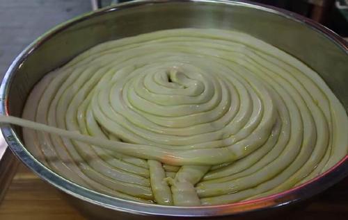 退休大婶街边卖这"独特"面条,比筷子还粗,收入让亲戚直眼红!