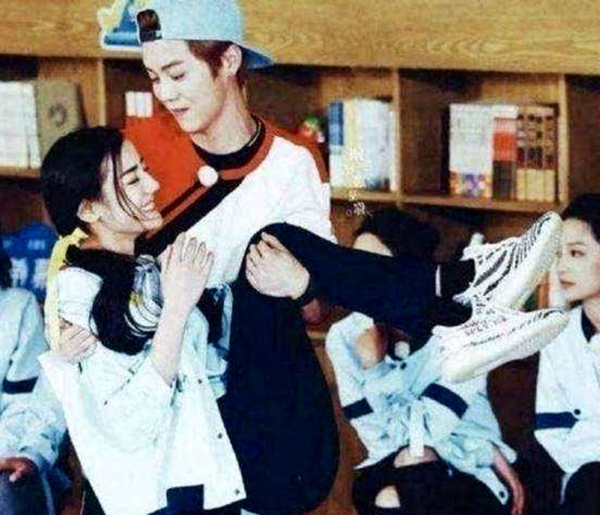 女神林志玲被黄渤公主抱,看看春哥,baby等人是怎么被抱的