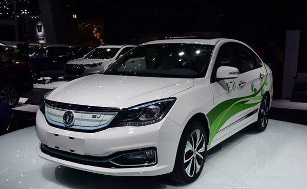 东风风神e70的外观与a60极为相似,但在细节方面略有不同,前脸没有镂空