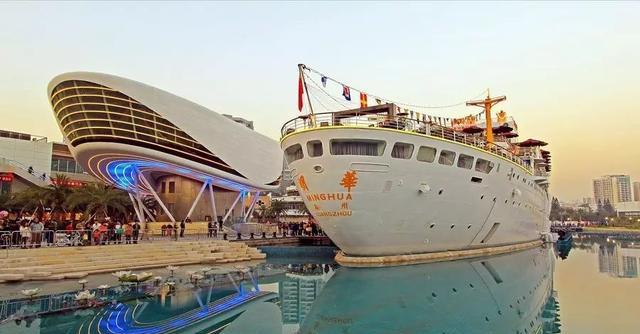 公园简介:海上世界,是一艘法国制造的豪华游轮,改造而成的旅游观光区.