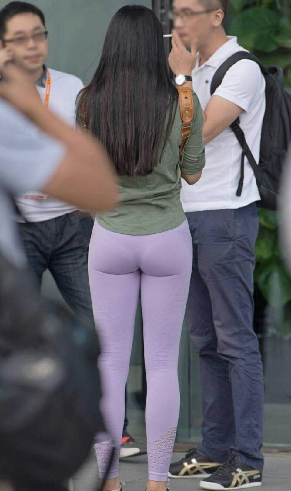 街拍:紧身裤和紧身牛仔裤,那个更能塑造女性完美曲线?