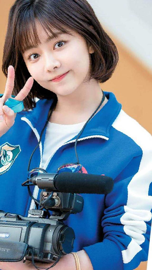 谭松韵也是圆脸,即使已经28岁了,看起来还是那么年轻可爱.