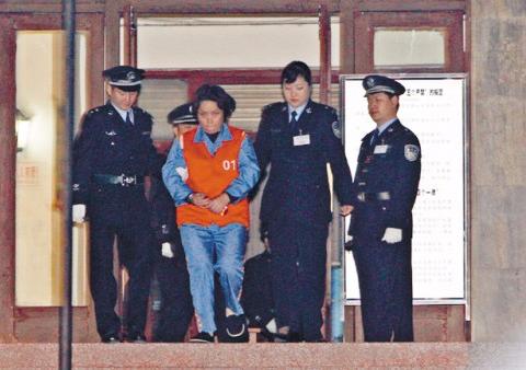 重庆三个女性黑老大,心狠手辣,不仅夜夜换男人,还要祸害良家女