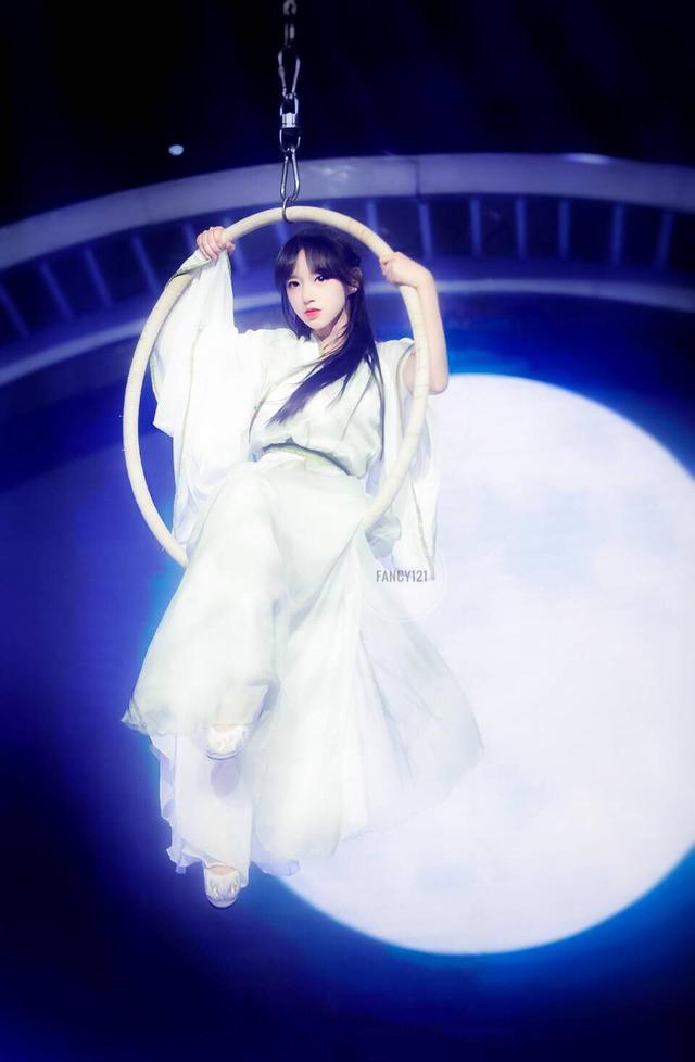 《天天向上》程潇吊环舞首秀,白衣飘飘好似嫦娥下凡,仙女本仙了