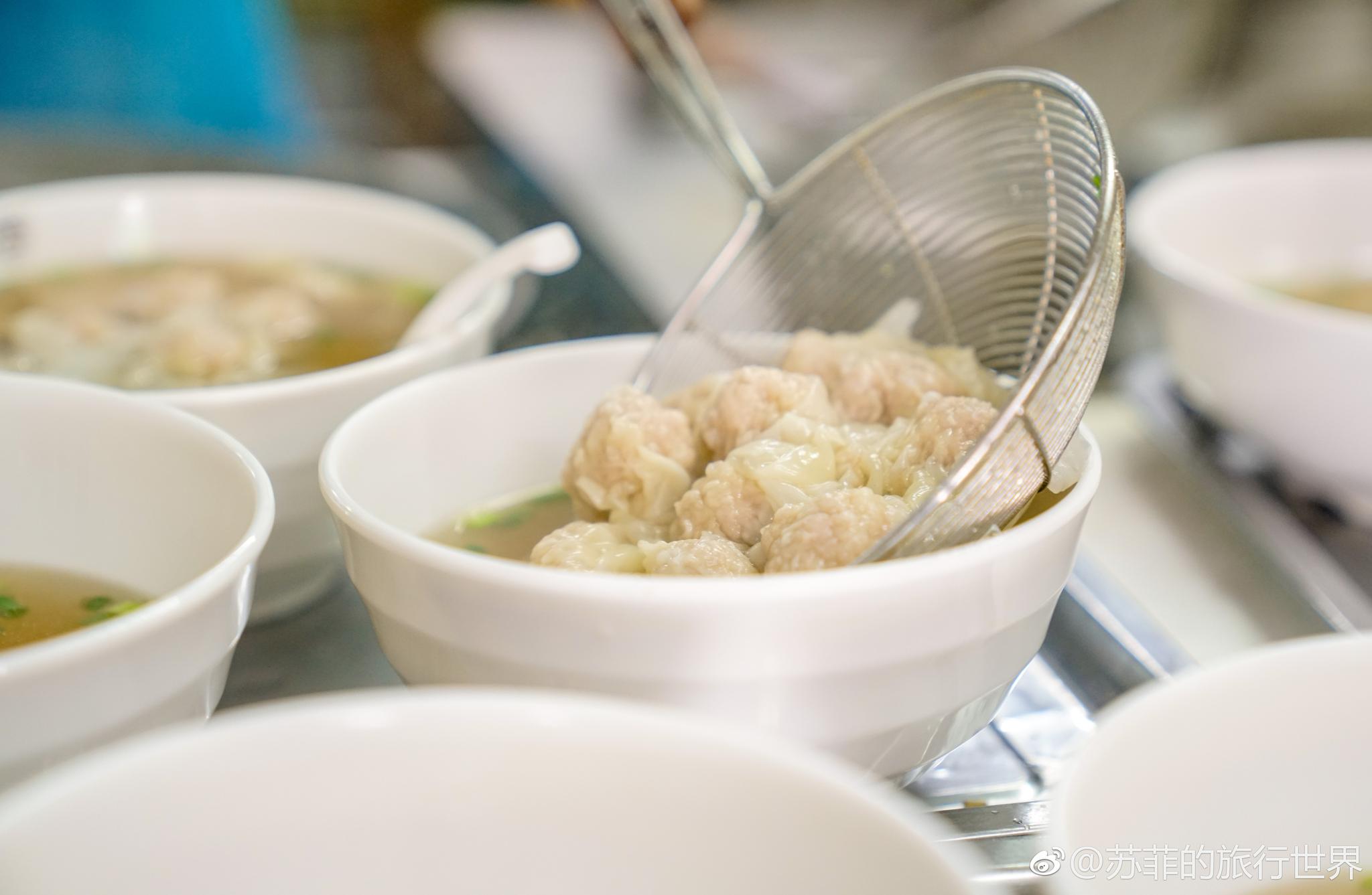 百年汤头,皮薄馅美,夜深了,来一碗正果云吞如何?