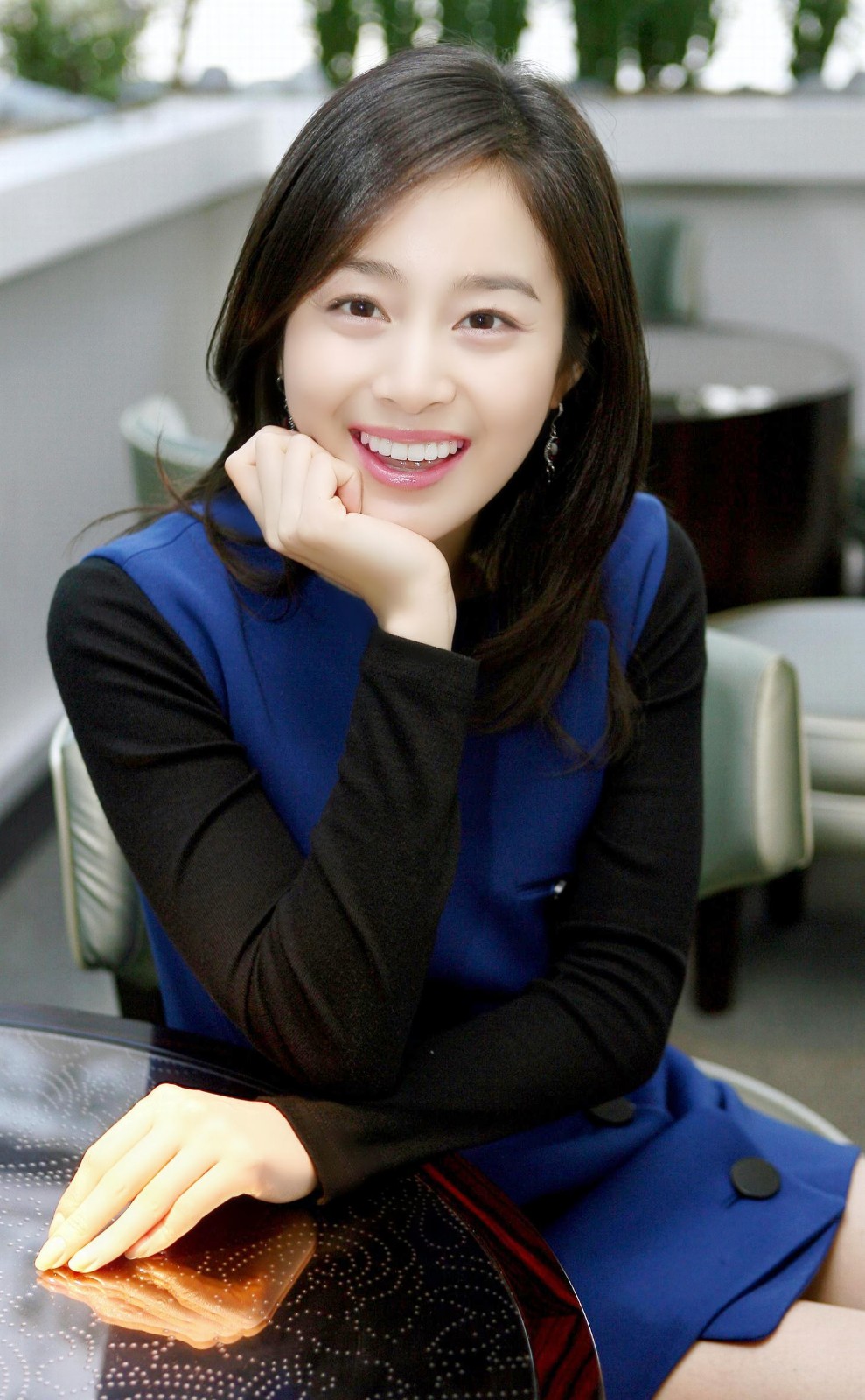 那微微一笑的成熟稳重美丽女子