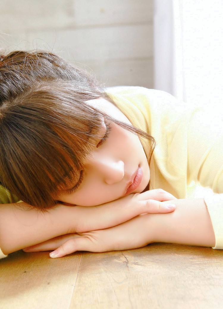 镜头下一个清秀美丽的朦胧可爱小妹