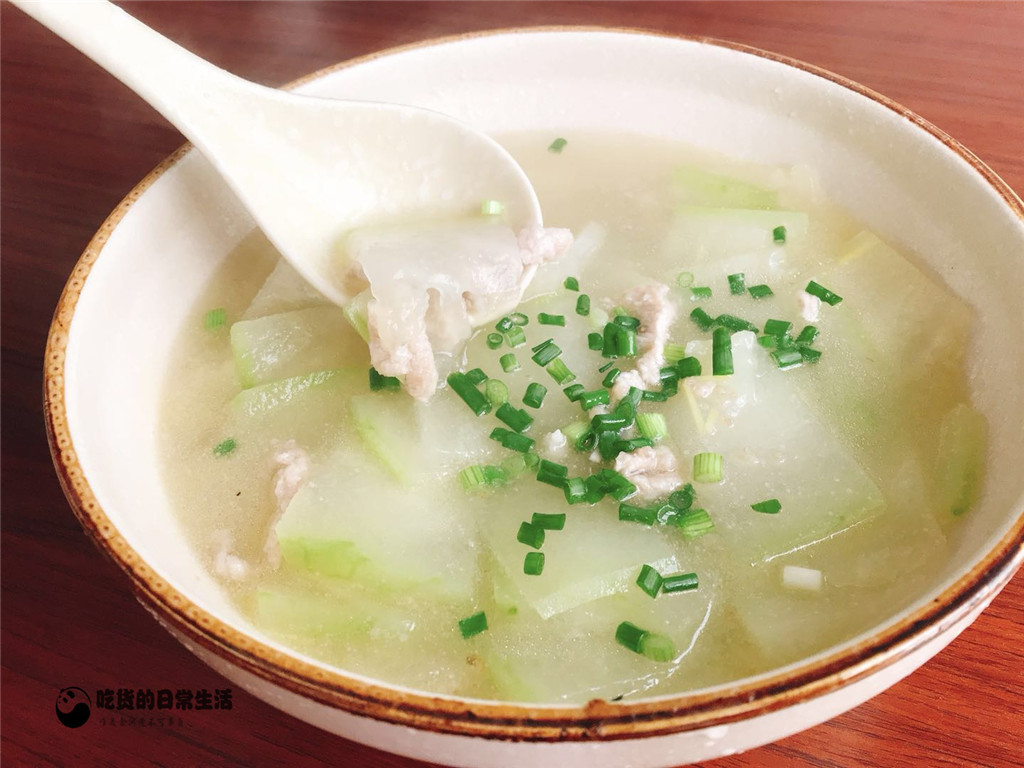 【冬瓜肉丝汤】 所需食材: 冬瓜一圈,瘦肉150g,生姜些许,葱花些许