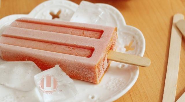 夏日特饮-木瓜椰奶冰棒(木瓜配牛奶经典, 改配椰奶也不错哦~)