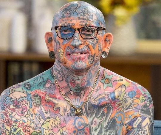 国外男子纹身上瘾,身上有800处纹身,居然连舌头都不放过!