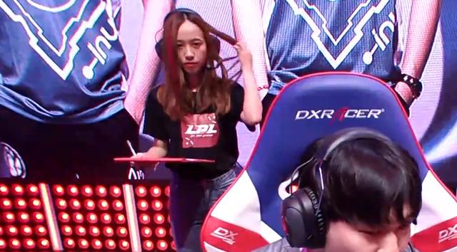 lpl胜利女神,妖风小姐姐引发网友热议:一天"执法"四场比赛?